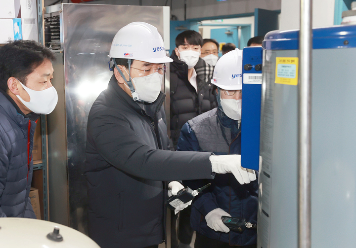 [서울=뉴시스] 조성우 기자 = 이창양 산업통상자원부 장관이 29일 오전 서울 성북구 정릉노인요양원을 찾아 사회복지시설 난방 관련 현장 점검을 하고 있다. (사진=산업통상자원부 제공) 2023.01.29. photo@newsis.com *재판매 및 DB 금지