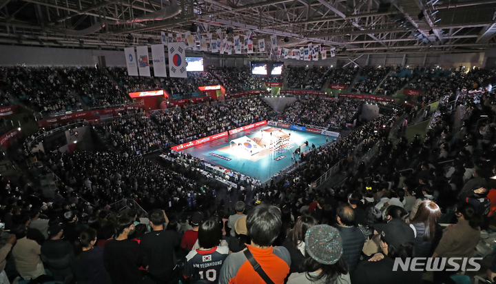 [인천=뉴시스] 김금보 기자 = 29일 오후 인천 삼산월드체육관에서 열린 도드람 2022~2023 V-리그 올스타전 경기에서 배구장을 가득 메운 관중들이 국민의례를 하고 있다. 2023.01.29. kgb@newsis.com