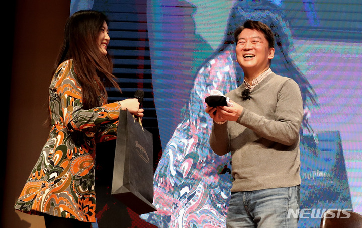 [양주=뉴시스] 추상철 기자 = 국민의힘 당권주자인 안철수 의원이 29일 오후 경기 양주시 경기섬유종합지원센터에서 열린 '수도권 청년들의 미래를 위한 토크콘서트'에 참석해 청년 당원으로 부터 양말을 선물받고 있다. 2023.01.29. scchoo@newsis.com