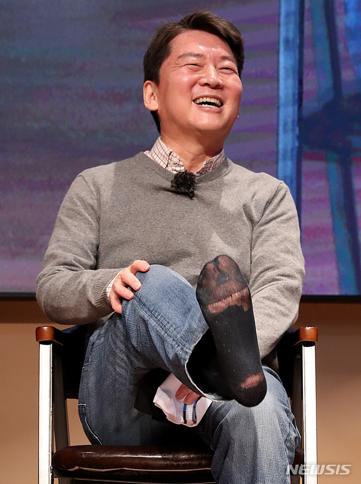 [양주=뉴시스] 추상철 기자 = 국민의힘 당권주자인 안철수 의원이 29일 오후 경기 양주시 경기섬유종합지원센터에서 열린 '수도권 청년들의 미래를 위한 토크콘서트'에 참석해 청년 당원이 선물한 양말로 갈아 신기 위해 신고 있던 양말을 들어보이고 있다. 2023.01.29. scchoo@newsis.com