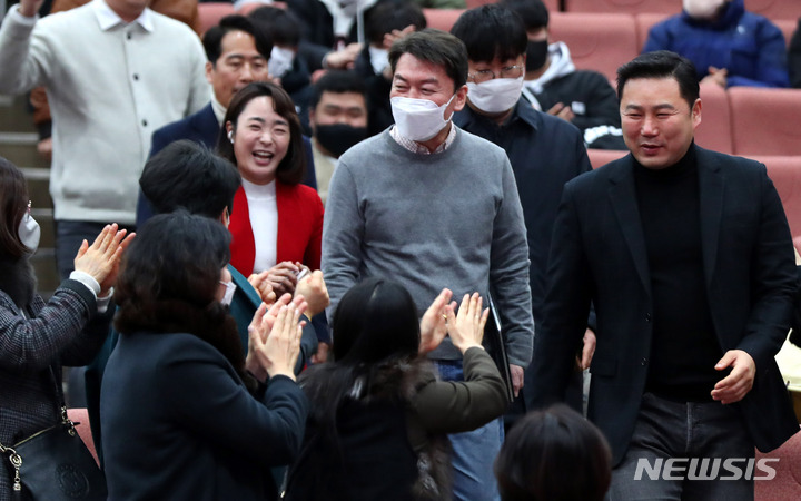 [양주=뉴시스] 추상철 기자 = 국민의힘 당권주자인 안철수 의원이 29일 오후 경기 양주시 경기섬유종합지원센터에서 열린 '수도권 청년들의 미래를 위한 토크콘서트'에 참석하고 있다. 2023.01.29. scchoo@newsis.com