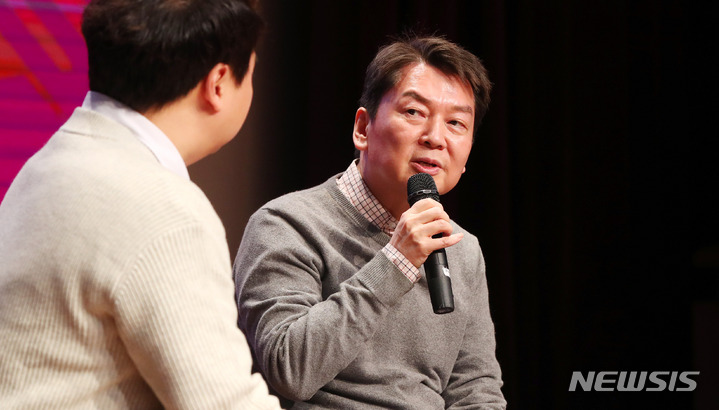 [양주=뉴시스] 추상철 기자 = 국민의힘 당권주자인 안철수 의원이 29일 오후 경기 양주시 경기섬유종합지원센터에서 열린 '수도권 청년들의 미래를 위한 토크콘서트'에 참석해 청년 당원들과 소통을 하고 있다. 2023.01.29. scchoo@newsis.com