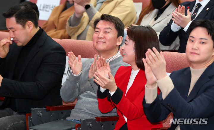 [양주=뉴시스] 추상철 기자 = 국민의힘 당권주자인 안철수 의원이 29일 오후 경기 양주시 경기섬유종합지원센터에서 열린 '수도권 청년들의 미래를 위한 토크콘서트'에 참석해 박수를 치고 있다. 2023.01.29. scchoo@newsis.com