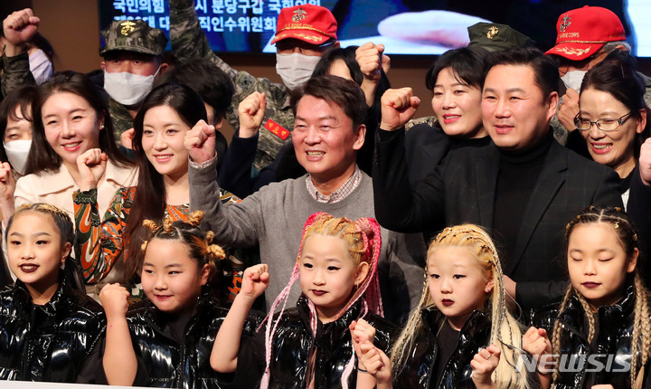 [양주=뉴시스] 추상철 기자 = 국민의힘 당권주자인 안철수 의원이 29일 오후 경기 양주시 경기섬유종합지원센터에서 열린 '수도권 청년들의 미래를 위한 토크콘서트'에서 참석자와 기념촬영을 하고 있다. 2023.01.29. scchoo@newsis.com