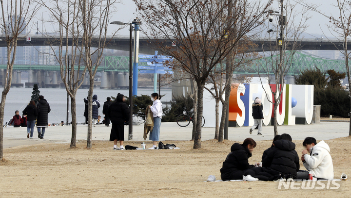 [서울=뉴시스] 최진석 기자 = 낮 기온이 영상으로 오르며 한파가 누그러진 지난 29일 오후 서울 여의도 한강공원에서 시민들이 주말을 즐기고 있다. 2023.01.29. myjs@newsis.com