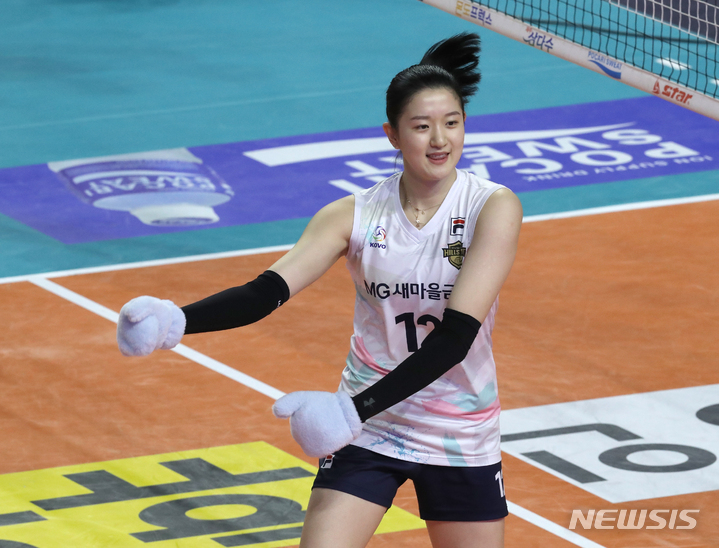 [인천=뉴시스] 김금보 기자 = 29일 오후 인천 삼산월드체육관에서 열린 도드람 2022~2023 V-리그 올스타전 경기, Z스타팀 이다현이 세리머니를 하고 있다. 2023.01.29. kgb@newsis.com