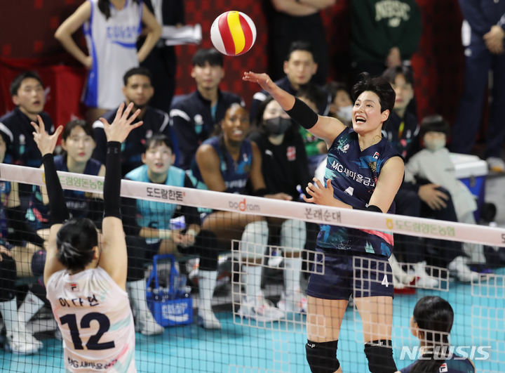 [인천=뉴시스] 김금보 기자 = 29일 오후 인천 삼산월드체육관에서 열린 도드람 2022~2023 V-리그 올스타전 경기, M스타팀 김희진이 공격하고 있다. 2023.01.29. kgb@newsis.com