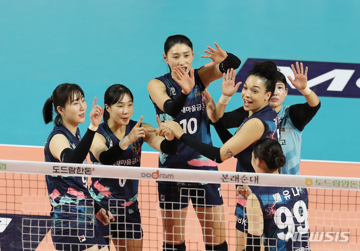 [인천=뉴시스] 김금보 기자 = 29일 오후 인천 삼산월드체육관에서 열린 도드람 2022~2023 V-리그 올스타전 경기, M스타팀 선수들이 즐거워 하고 있다. 2023.01.29. kgb@newsis.com