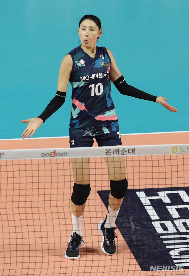 [인천=뉴시스] 김금보 기자 = 29일 오후 인천 삼산월드체육관에서 열린 도드람 2022~2023 V-리그 올스타전 경기, M스타팀 김연경이 익살부리고 있다. 2023.01.29. kgb@newsis.com