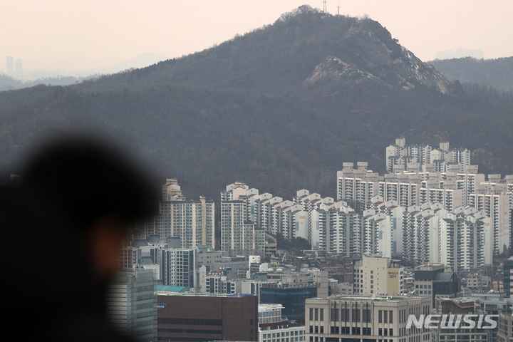 [서울=뉴시스] 백동현 기자 = 정부의 부동산 시장 연착륙을 위한 규제 완화책에도 불구하고 시장의 반응이 차갑다. 최근 집값 하락과 함께 전셋값도 크게 떨어지며 '역전세 현상'이 심화되고 있다. 사진은 29일 오후 서울 남산에서 바라본 서울 시내 아파트. 2023.01.29. livertrent@newsis.com