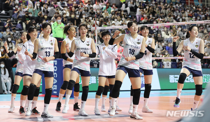 [인천=뉴시스] 김금보 기자 = 29일 오후 인천 삼산월드체육관에서 열린 도드람 2022~2023 V-리그 올스타전 경기, 선수들이 팬들을 위해 단체공연을 하고 있다. 2023.01.29. kgb@newsis.com