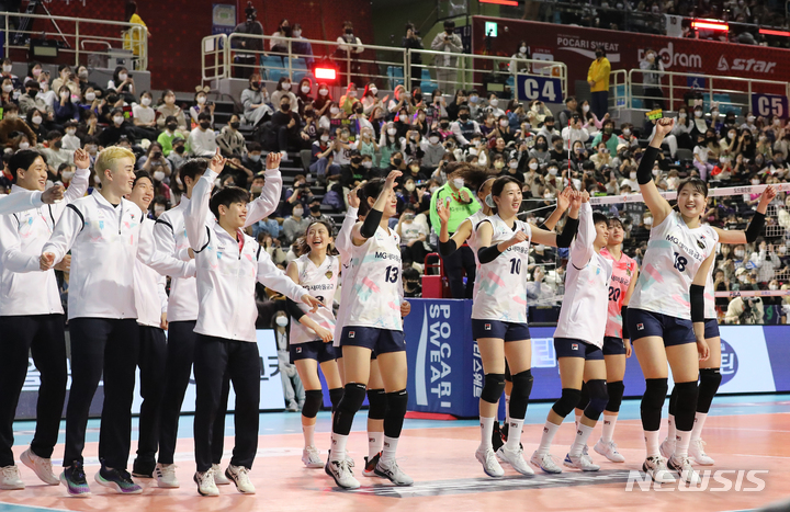 [인천=뉴시스] 김금보 기자 = 29일 오후 인천 삼산월드체육관에서 열린 도드람 2022~2023 V-리그 올스타전 경기, 선수들이 팬들을 위해 단체공연을 하고 있다. 2023.01.29. kgb@newsis.com