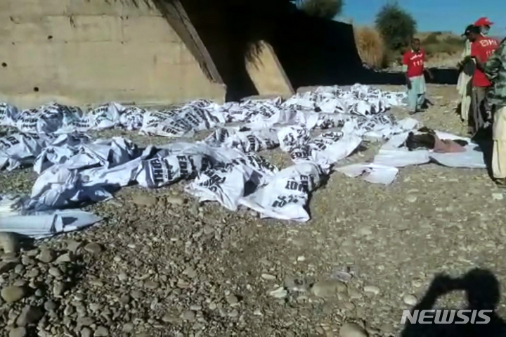 [AP/뉴시스] 버스 사고 희생자 시신과 구조대