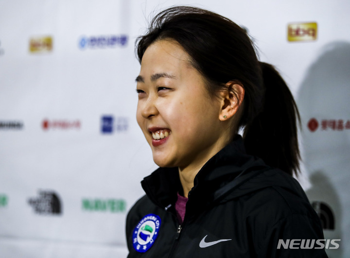 [서울=뉴시스] 정병혁 기자 = 김민선(의정부시청)이 29일 오후 서울 노원구 태릉국제스케이트장에서 열린 제104회 전국동계체육대회 스피드스케이팅 여자 일반부 팀추월 경기를 마친 뒤 취재진과 인터뷰를 하고 있다. 2023.01.29. jhope@newsis.com