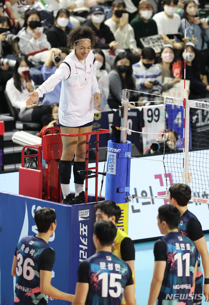 [인천=뉴시스] 김금보 기자 = 29일 오후 인천 삼산월드체육관에서 열린 도드람 2022~2023 V-리그 올스타전 경기, 엘리자벳이 주심을 보는 퍼포먼스를 하고 있다. 2023.01.29. kgb@newsis.com