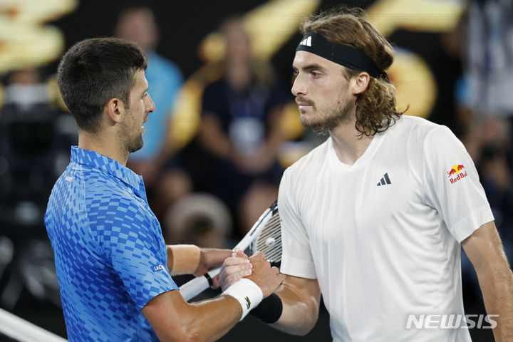 [멜버른=AP/뉴시스] 세르비아의 노박 조코비치(왼쪽)가 29일 호주 멜버른 로드 레이버 아레나에서 열린 2023 호주 오픈 남자 단식 결승전에서 이기고 통산 10번쨰 정상 등극이 확정된 뒤 스테파노스 치치파스와 악수를 나누고 있다. 2023.01.29.