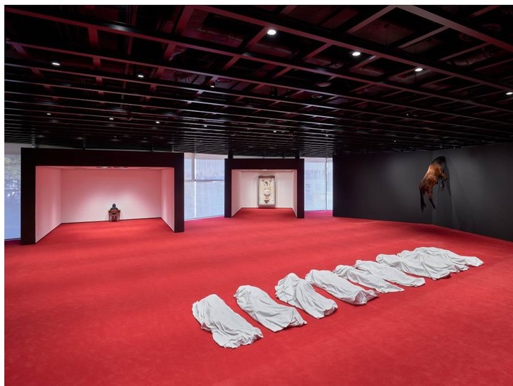WE 전경 Courtesy of Maurizio Cattelan, 사진=김경태 바닥에 나란히 놓인 아홉 개의 조각은 무엇을 나타내는 걸까요? 구체적으로 묘사된 신체 부위는 없지만 천으로 덮은 시신이라는 것을 어렵지 않게 읽어낼 수 있습니다. 나아가 누가 어떻게 희생된 것인지 알 수 없지만 여러 사람의 목숨을 앗아간 비극적인 사건이 일어났다고 유추하게 됩니다. *재판매 및 DB 금지