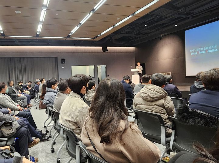 [서울=뉴시스] 퍼시스 본사가 지난 26일 퍼시스 유통 상생협의회 소속 대리점을 포함한 유통업체 대상으로 '2023 유통망 간담회'에서 '유통 정책 변경'을 통보하고 있다. (사진=퍼시스 유통망 상생협의회 제공) 2023.01.30. photo@newsis.com *재판매 및 DB 금지