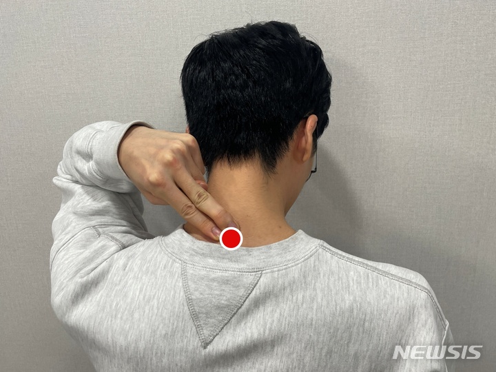 [서울=뉴시스]감기 예방에 도움이 되는 '대추혈' 지압. (사진= 자생한방병원 제공) 2023.01.30.