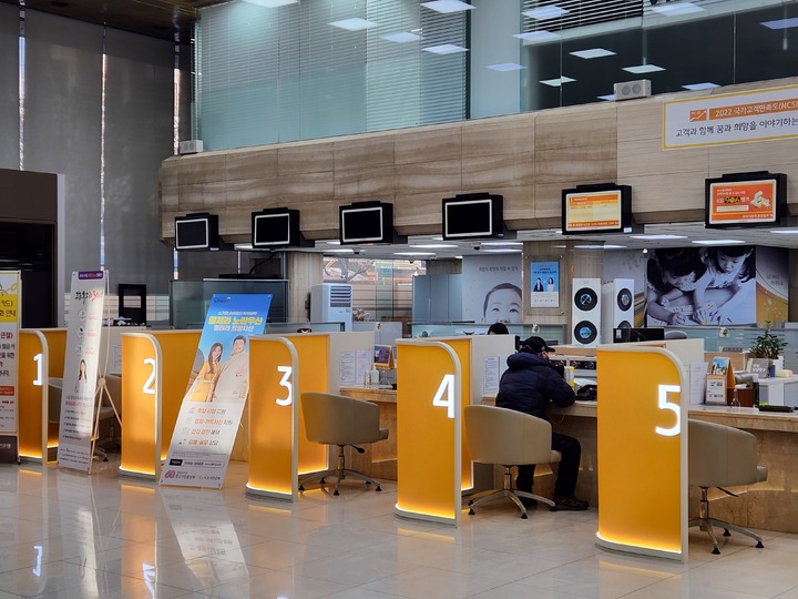 [서울=뉴시스] 이주혜 기자 = 30일 오전 서울 여의도동 국민은행 영업점에서 고객이 업무를 보고 있다. photo@newsis.com *재판매 및 DB 금지