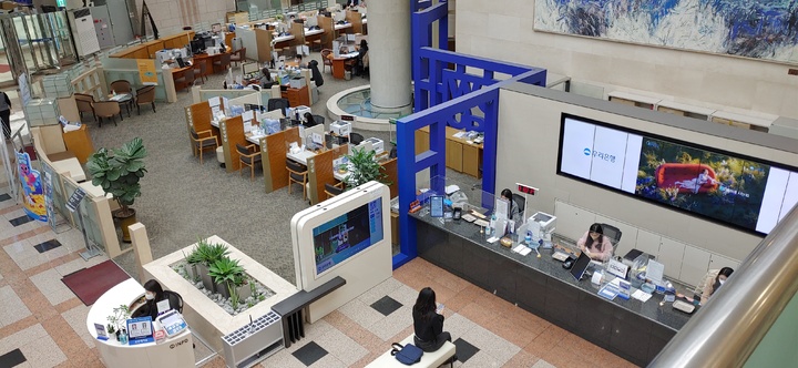 [서울=뉴시스] 이정필 기자 = 30일 서울 회현동 우리은행 지점에서 고객이 영업개시를 기다리고 있다. photo@newsis.com *재판매 및 DB 금지