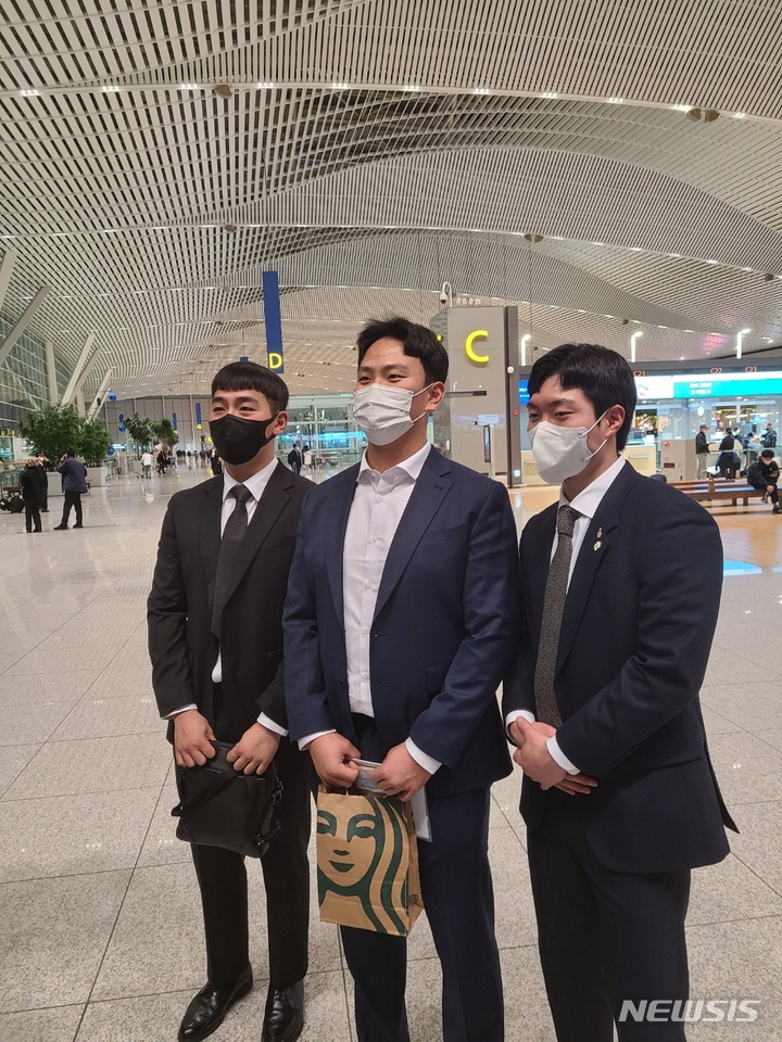 [서울=뉴시스] 왼쪽부터 김동헌, 김건희, 송재선(이상 키움 히어로즈)