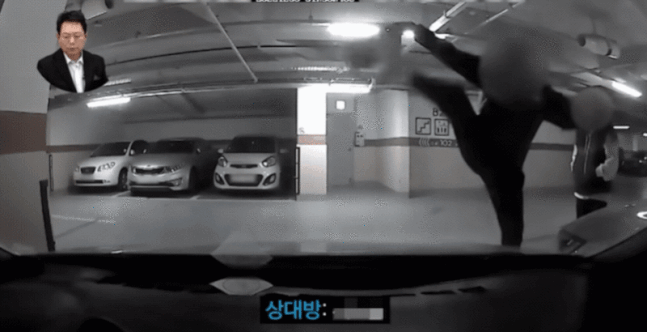 "내려와서 차 빼"…차에 발길질 한 번에 135만원 배상