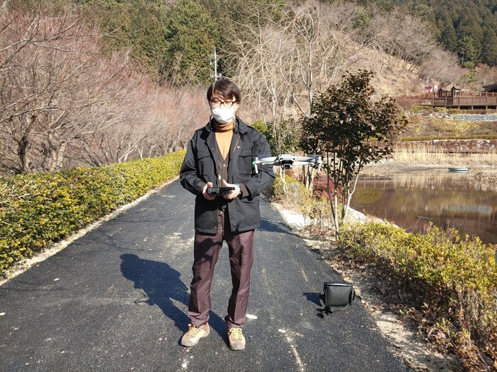 [창원=뉴시스] 강경국 기자 = 드론 교관 국가자격증을 보유한 정익송 경남 창원특례시 푸른도시사업소 산림휴양과 식수사업팀장. (사진=창원시청 제공). 2023.01.30. photo@newsis.com *재판매 및 DB 금지