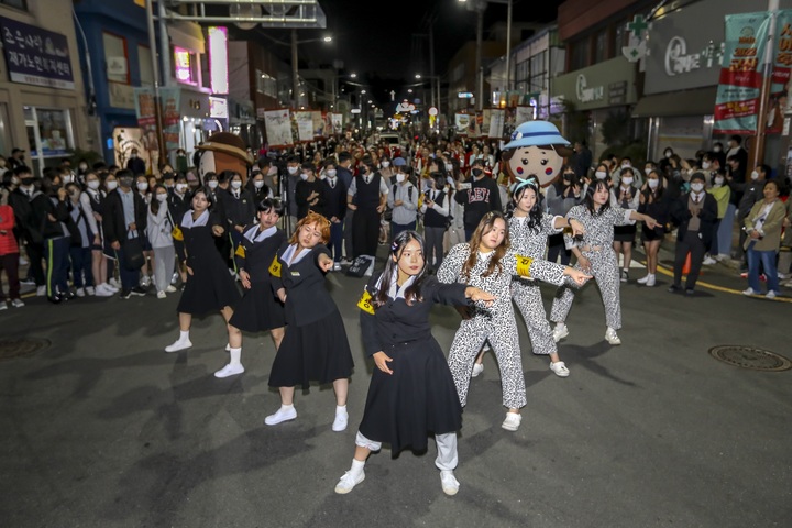 2022 시간여행축제 서포터즈 3·5댄스. 군산시 제공 *재판매 및 DB 금지