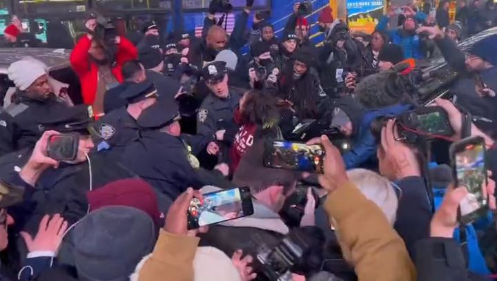 미국 29세 흑인 운전자 타이어 니컬스를 무차별 구타, 숨지게 한 경찰에 대한 분노로 주말에도 미국 전역에서 시위가 벌어졌다. 출처 : Twitter @ProfanityNewz *재판매 및 DB 금지