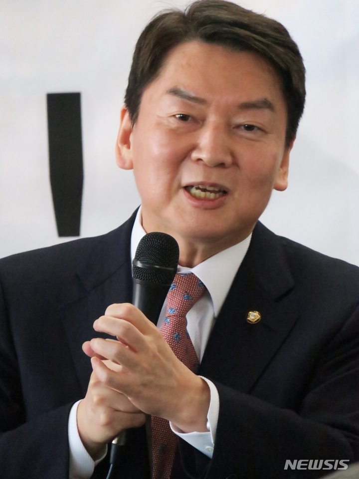 [인천=뉴시스] 김동영 기자 = 국민의힘 당권주자인 안철수 의원이 30일 오후 인천 미추홀구 윤상현 의원 사무실에서 열린 ‘인천 동구미추홀구갑·을 당협 합동간담회’에서 발언을 하고 있다. 2023.01.30. dy0121@newsis.com 