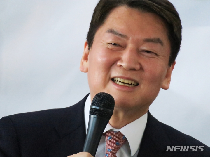 [인천=뉴시스] 김동영 기자 = 국민의힘 당권주자인 안철수 의원이 30일 오후 인천 미추홀구 윤상현 의원 사무실에서 열린 ‘인천 동구미추홀구갑·을 당협 합동간담회’에서 발언을 하고 있다. 2023.01.30. dy0121@newsis.com 