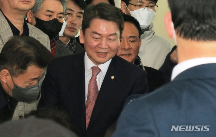 [인천=뉴시스] 김동영 기자 = 국민의힘 당권주자인 안철수 의원이 30일 오후 인천 미추홀구 윤상현 의원 사무실실에서 열린 ‘인천 동구미추홀구갑·을 당협 합동간담회’에서 당원들과 인사를 나누고 있다. 2023.01.30. dy0121@newsis.com 