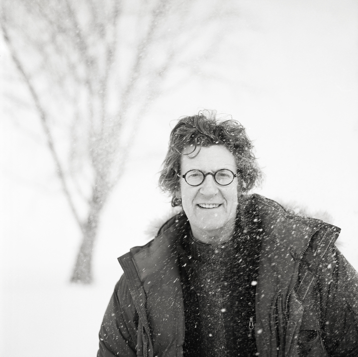 Michael Kenna, Biei Hokkaido Japan 2009&nbsp; 사진 촬영 Mark Silva. 마이클 케나는 50년간 세계 각지의 화랑과 미술관에서 600회가 넘는 전시회를 가졌으며, 프랑스 국립 현대미술관, 도쿄 사진 미술관, 샌프란시스코 현대 미술관, LA 현대미술관, 워싱턴 국립미술관, 상해 국립 미술관, 런던 빅토리아 알버트 미술관 그리고 한국의 국립현대미술관 미술은행 등에 그의 작품들이 영구 소장되어 있다. *재판매 및 DB 금지