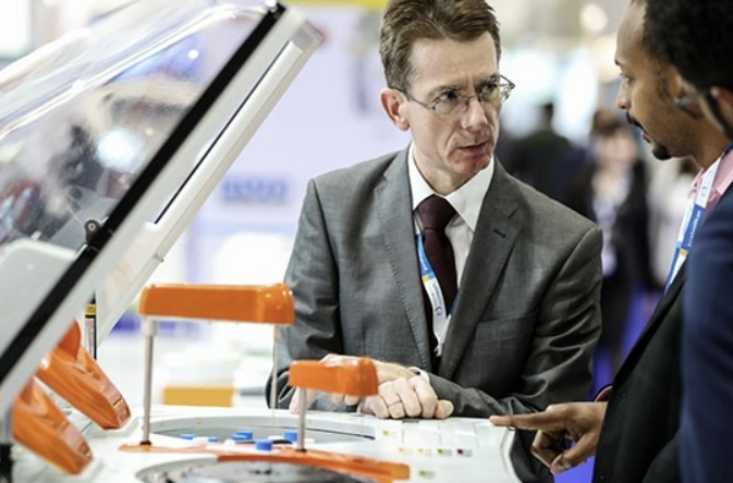 [서울=뉴시스] 식품의약품안전처가 국제의료기기전시회인 ‘아랍헬스 2023’를 참석한다. 사진은 아랍헬스에 참가한 기업인과 방문객이 대화를 나누는 모습. (사진=아랍헬스 홈페이지 캡처) *재판매 및 DB 금지