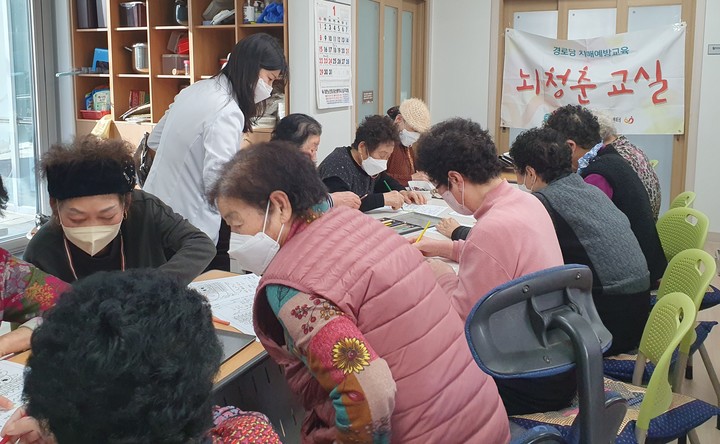 [울산=뉴시스]울산 남구보건소 치매안심센터가 운영하는 찾아가는 치매 예방교실 '뇌청춘교실' (사진=울산 남구보건소 제공) photo@newsis.com *재판매 및 DB 금지