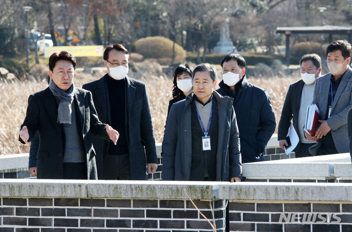 [전주=뉴시스]윤난슬 기자 = 우범기 전주시장은 30일 전주시 대표관광지 조성을 위한 다양한 사업이 펼쳐지는 덕진공원과 하천 통합문화공간이 조성 중인 전주천 일원을 차례로 방문해 자원순환본부와 도시건설안전국에 대한 현장 업무보고를 실시했다.2023.01.30.(사진=전주시 제공) 