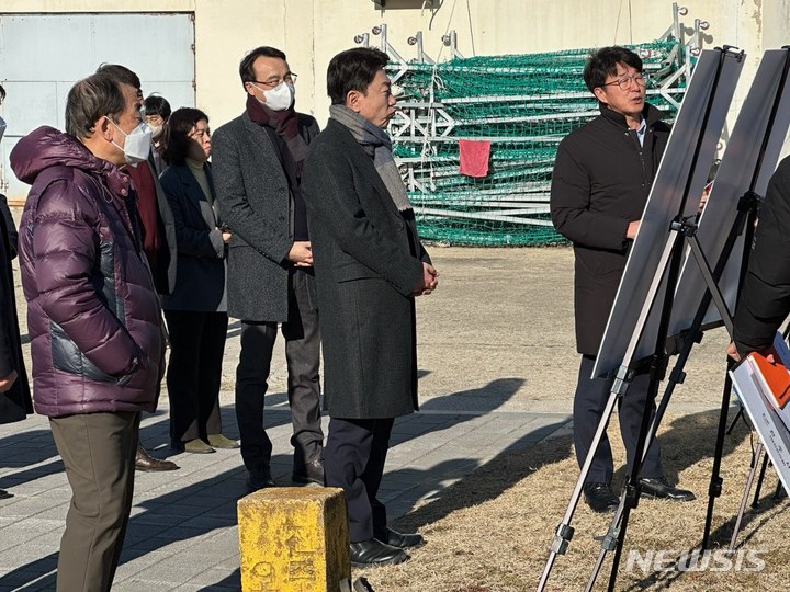 [전주=뉴시스]윤난슬 기자 = 우범기 전주시장은 30일 전주시 대표관광지 조성을 위한 다양한 사업이 펼쳐지는 덕진공원과 하천 통합문화공간이 조성 중인 전주천 일원을 차례로 방문해 자원순환본부와 도시건설안전국에 대한 현장 업무보고를 실시했다.2023.01.30.(사진=전주시 제공) 