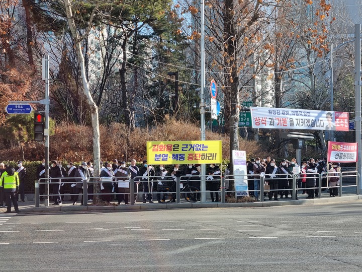 6.25 전몰군경 신규승계 유자녀 비상대책위원회(비대위) 회원들이 30일 오전 10시께 서울 양천구 서울남부지방법원 앞 사거리에서 김영수 대한민국전몰군경유족회장 직무집행정지 가처분 신청 인용을 촉구하는 기자회견을 갖자, 유족회 측이 인근에서 맞불 집회를 열고 있다. 2023.01.30 *재판매 및 DB 금지