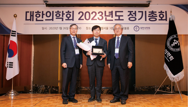 [서울=뉴시스] 부채표 가송재단과 대한의학회는 13회 윤광열 의학상 수상자에 ‘대한감염학회’를 선정했다고 30일 밝혔다. 왼쪽부터 홍성태 대한의학회 간행이사, 김남중 대한감염학회 이사장, 정지태 대한의학회 회장 (사진=부채표 가송재단 제공) *재판매 및 DB 금지