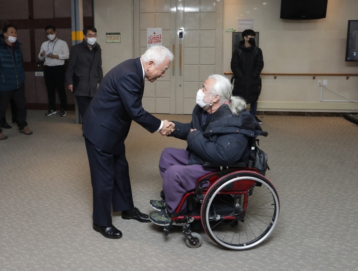 30일 국민통합위원회 토론회 행사장 앞에서 만나 인사하는 김한길 국민통합위원장과 박경석 전국장애인차별철폐연대(전장연) 대표. 2023.1.30. (사진=국민통합위 제공) *재판매 및 DB 금지