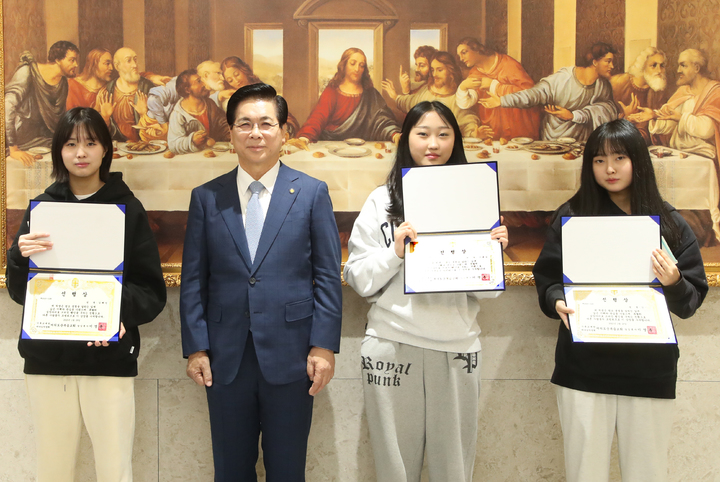 [서울=뉴시스] 29일 심폐소생술로 60대 남성을 구한 여학생들을 격려한 여의도순복음교회 이영훈 담임 목사 (사진=여의도순복음교회 제공) 2023.01.30. photo@newsis.com *재판매 및 DB 금지