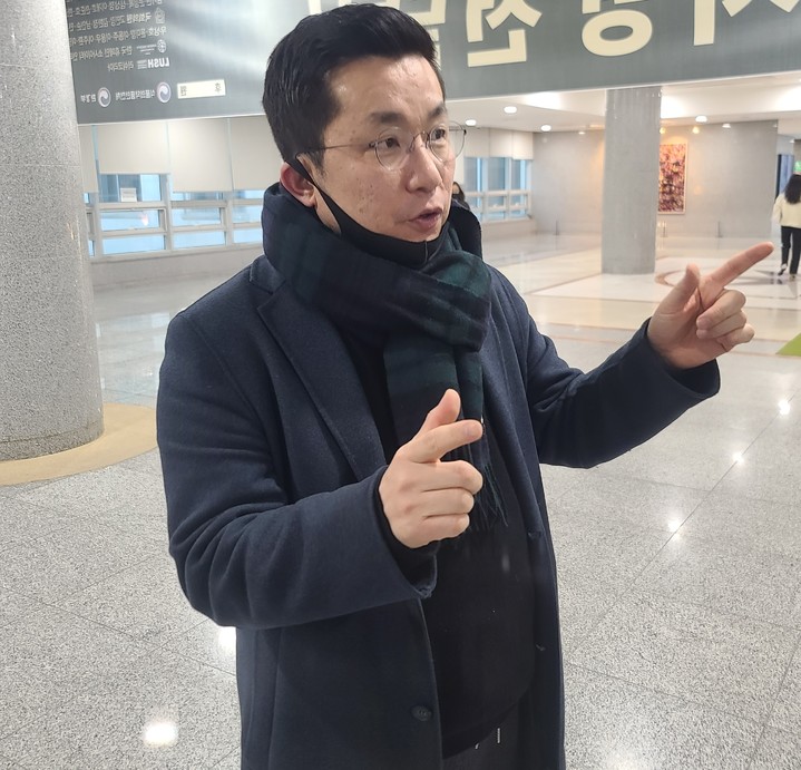 [서울=뉴시스] 김상민 부산디지털자산거래소 설립위원장이 30일 국회 의원회관에서 열린 '신산업·규제혁신TF 연구결과 보고회' 직후 기자들과 만나 이야기 하고 있다. (사진=이지영 기자) 2023.01.30 *재판매 및 DB 금지