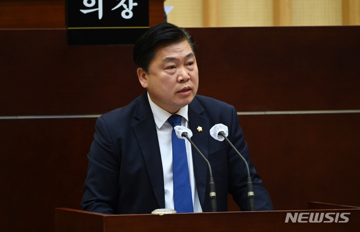 [광주=뉴시스] 김혜인 기자 = 5분 자유발언하는 전승일 광주 서구의원. 2023.01.30. (사진=서구의회 제공) photo@newsis.com