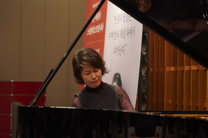 [서울=뉴시스]피아니스트 백혜선이 30일 서울 강남구 오드포트에서 '나는 좌절의 스페셜리스트입니다' 출간 기념 기자간담회를 진행하고 있다. (사진=마스트미디어 제공) 2023.01.30. photo@newsis.com&nbsp; *재판매 및 DB 금지