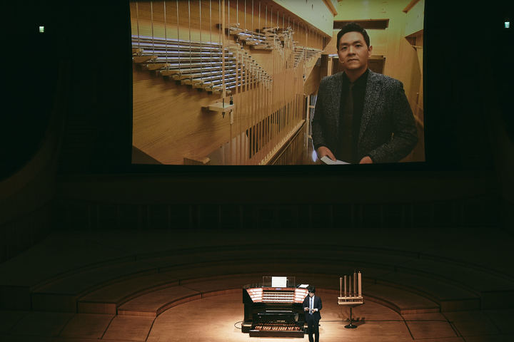 [서울=뉴시스]오르간 내부에서 연계장치를 설명하는 테너 김세일. (사진=롯데콘서트홀 제공) 2023.01.30. photo@newsis.com *재판매 및 DB 금지