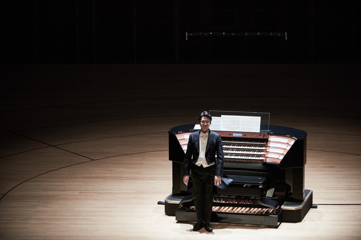 [서울=뉴시스]피아니스트이자 오르가니스트로 활동 중인 조재혁. (사진=롯데콘서트홀 제공) 2023.01.30. photo@newsis.com&nbsp; *재판매 및 DB 금지