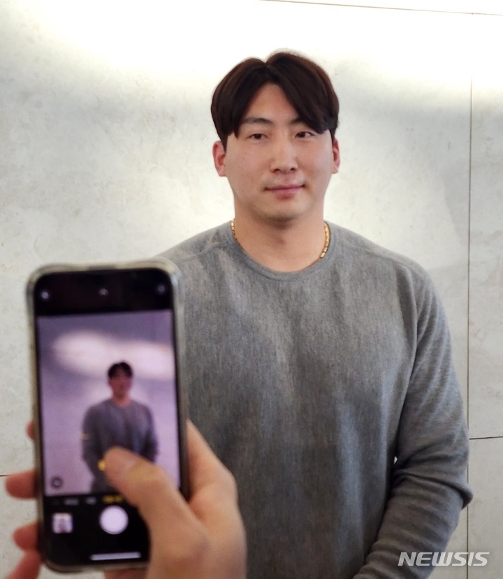 [인천공항=뉴시스]김주희 기자= KIA 타이거즈 나성범이 30일 인천국제공항에서 스프링캠프 출국 전 인터뷰하고 있다. 2023.01.30.