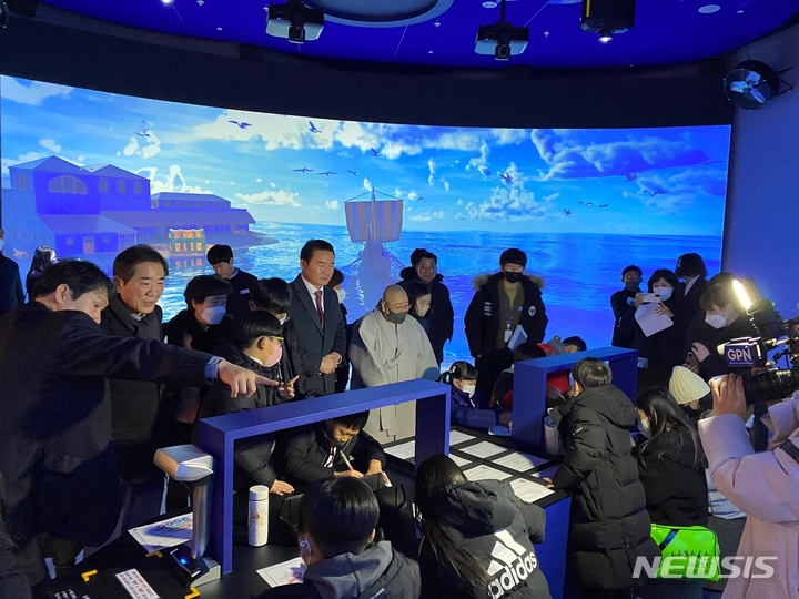[거제=뉴시스] 신정철 기자= 거제해양관광개발공사 조선해양문화관이 미래스마트 선박체험관의 새단장을 마치고 30일 개관식을 개최했다. 사진은 인류 초기의 배로부터 미래 친환경 선박까지를 소개하는 라이브 스케치 모습.(사진=거제해양관광개발공사 제공).2023.01.30. photo@newsis.com