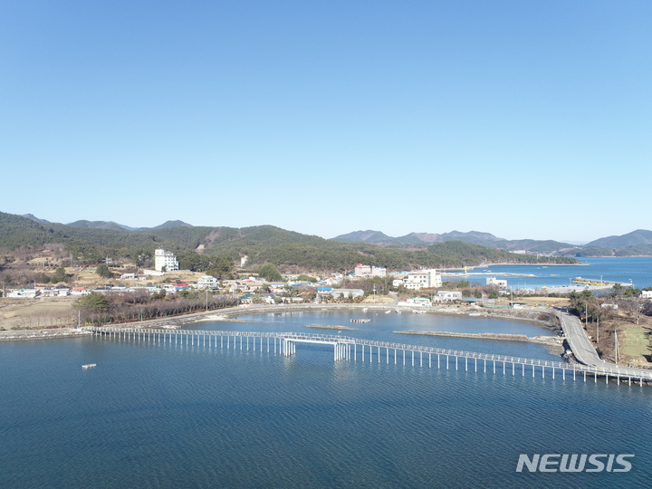 [고성(경남)=뉴시스] 신정철 기자= 경남 고성군은 이순신 장군의 당항포 대첩 승전지로서 역사적 의미가 깊은 회화면 당항만 둘레길에서 바다 경관을 조망할 수 있는 가칭 제1 해상보도교와 제2 해상보도교 이름짓기 공모전에 나섰다. 사진은 제2 해상보도교 전경.(사진=고성군 제공).2023.01.30. photo@newsis.com